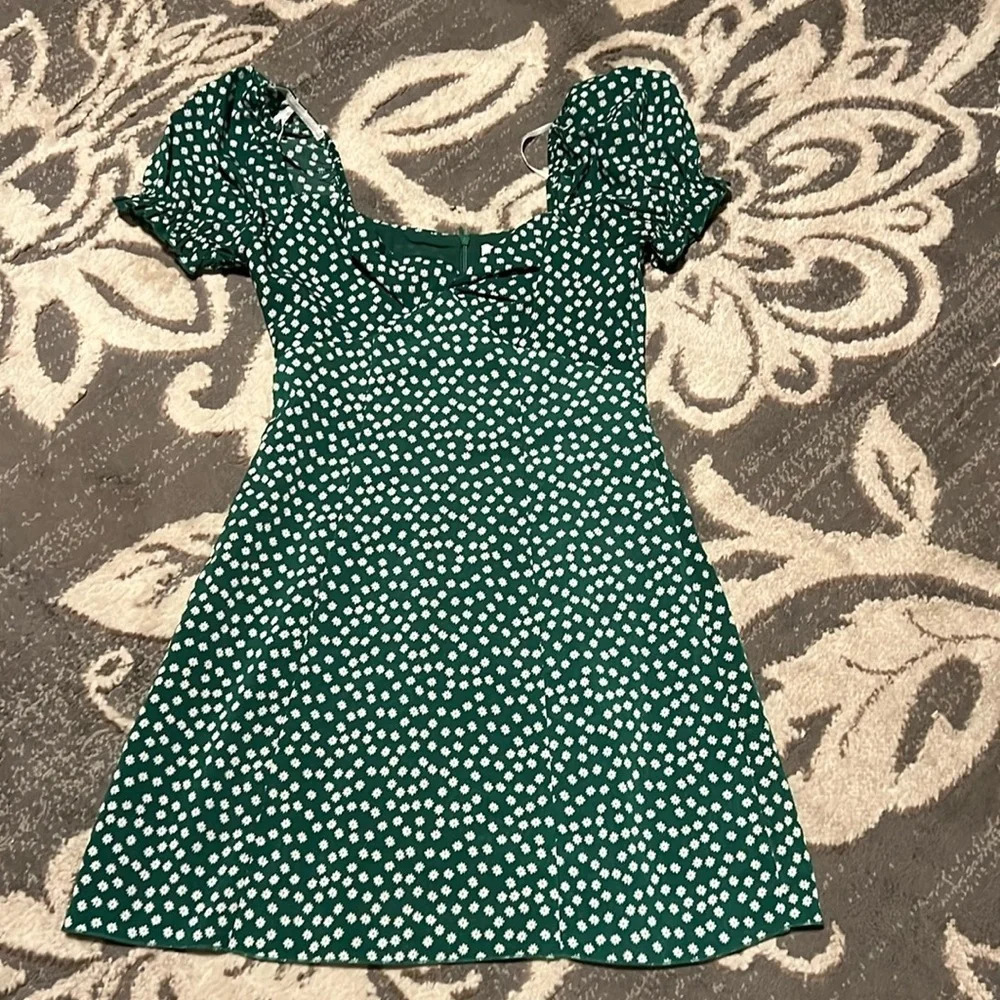 Princess Polly gorgeous dress. Like new. Green with white flowers. Super soft